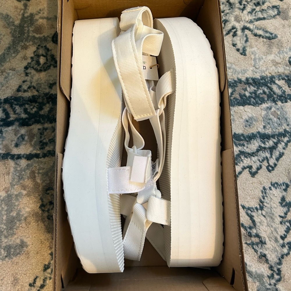Never been worn! Teva Flatform sandals - 9